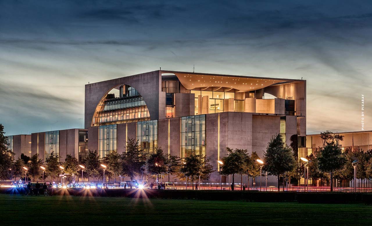 Federal Election Polls: Sunday Question, Forecasts & Real Estate Market Berlin mitte makler luxus realtor property investment kapitalanlage federal chancellery kanzleramt bundestag abend sonnenlich