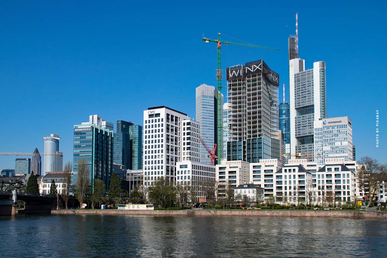 skyline-baustelle-construction-site-frankfurt-realtor-real-estate-eigentumswohnung-haus-makler-immobilienmakler-river