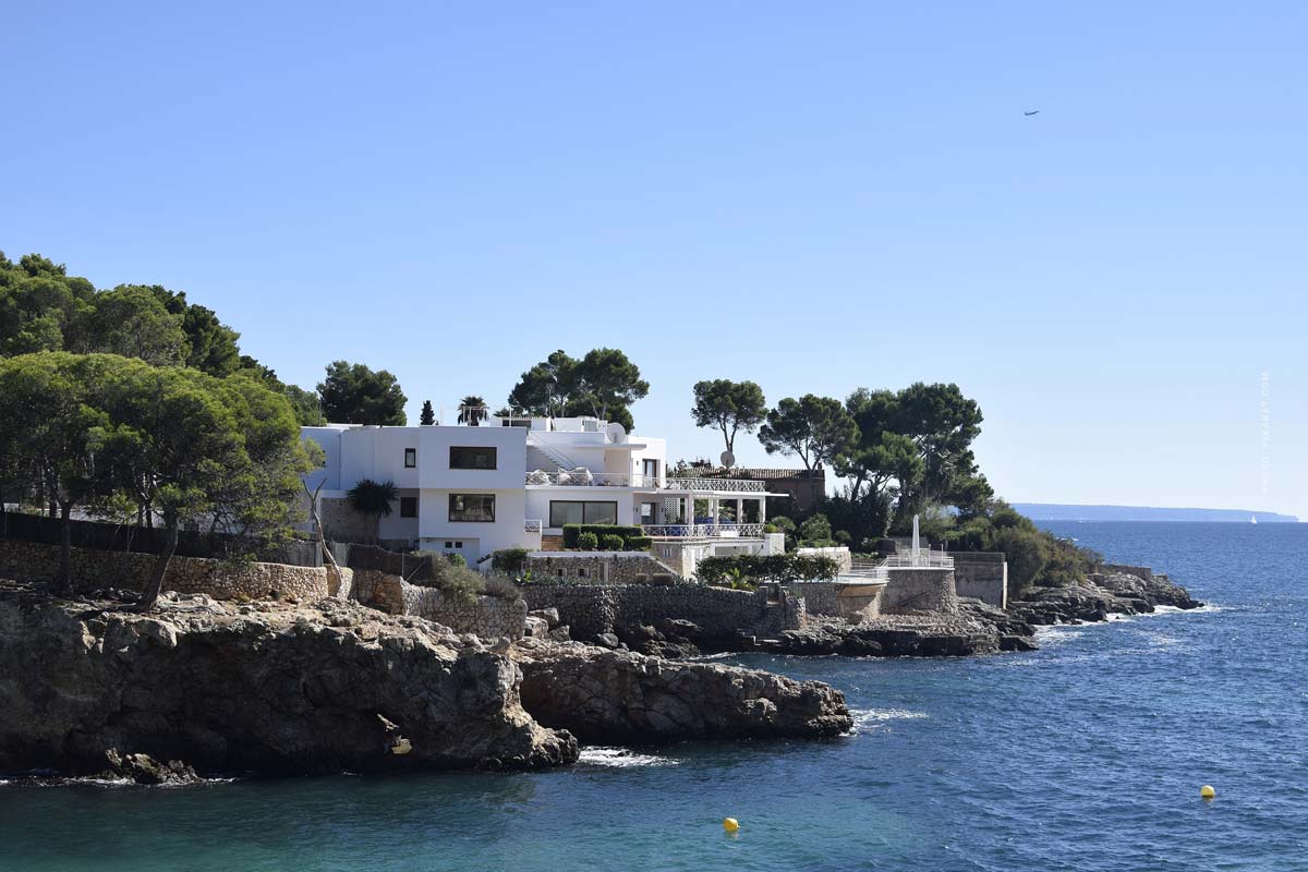 mallorca-immobilien-real-estate-property-villa-sol-de-mallorca-landvilla-privater-strand-meerblick-drohne-flug-anlage-anwesen