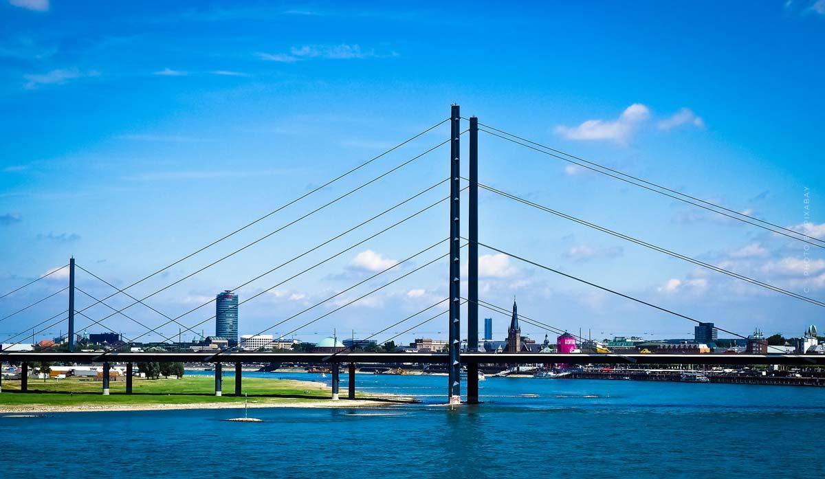 bruecke-rhein-fluss-stadt-wasser-dusseldorf-aussicht-immobilie-wohnen-leben