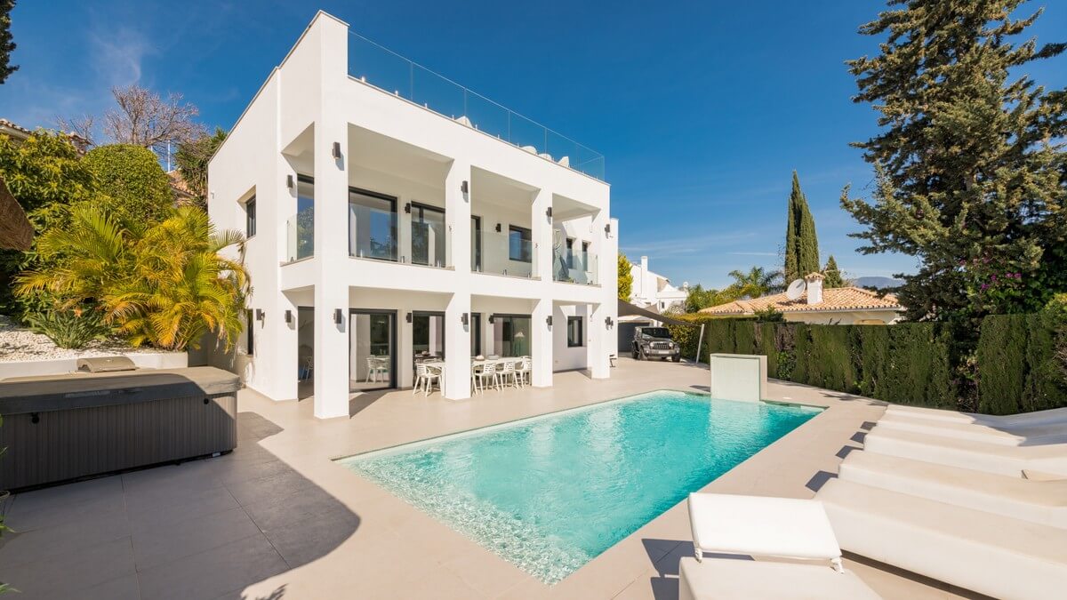 Marbella, Spain – Beautiful villa with covered pergola in Puerto Banus