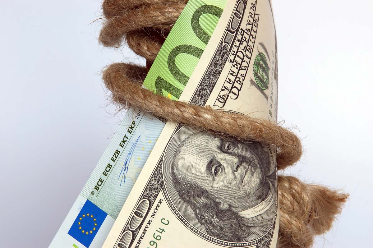 waehrungshandel-devisenhandel-euro-dollar-erklaert-beispiel-handel-geld-verdienen-boerse-geldscheine-apps-trading