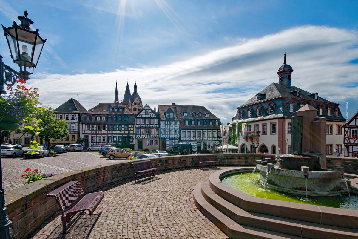 immobilie-bewerten-baujahr-faktor-wert-alter-altbau-bestandsimmobilie-bausubstanz-mangel-vorteile-nachteile-kapitalanleger-eigennutzer-fassade-fenster-haus-stadt