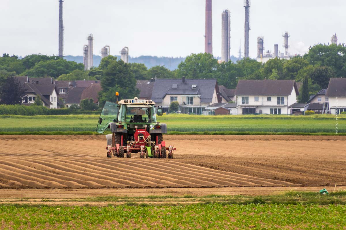 teilverkauf-grundstueck-teilkauf-nrw-nordrhein-westfalen-feld-in-wohngebiet-bauer-verkauft-teil-an-anbieter