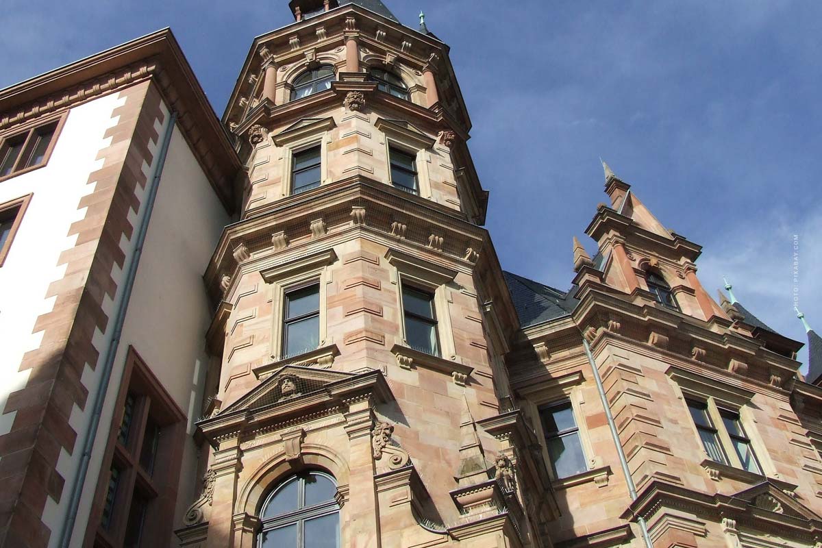 Fassade eines Mehrfamilienhaus in Frankfurt mit einzelnen Eigentumswohnungen